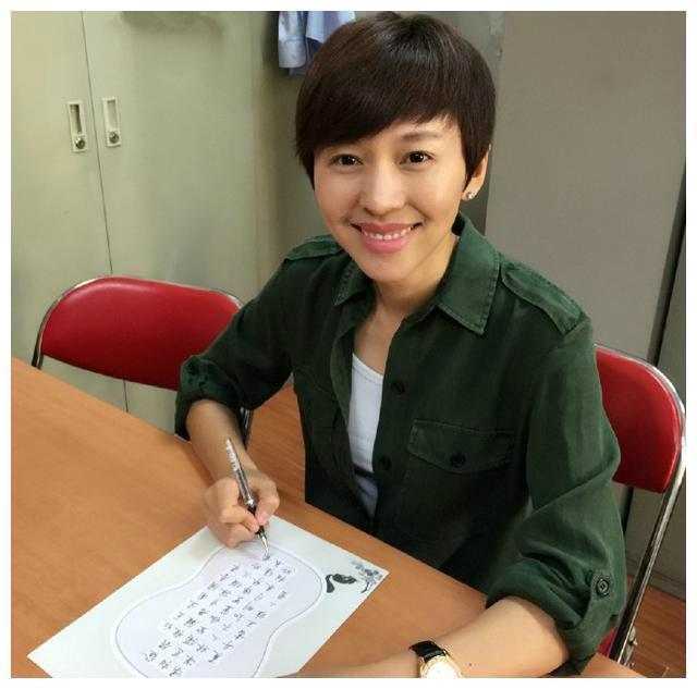 母亲|主持17年0失误,欧阳夏丹如今为何离开了《新闻联播》令人深思