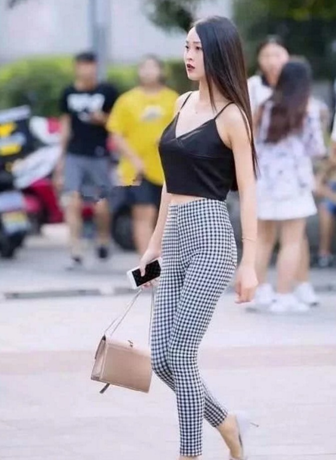 街拍衣服款式有很多，但你不能挑花了眼，一定要选择合适自己的