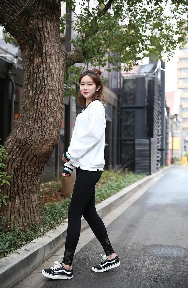 牛仔裤 打底裤整体造型干净挺阔,轻松就能穿出迷人线条感