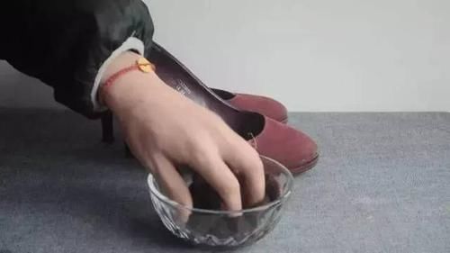 包装纸|鞋子挤脚？老司机教你2招，学会后鞋子怎么穿都舒服！