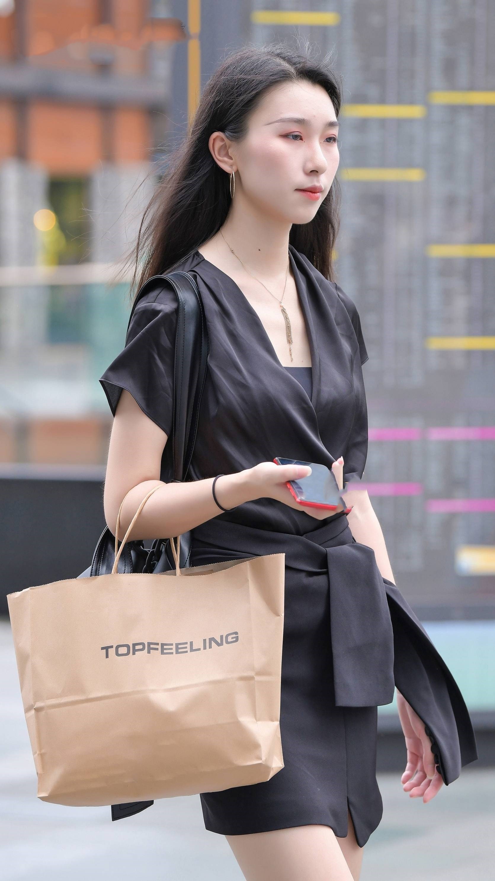 搭配 一字带高跟凉鞋百搭又提升气质,美女用它搭配连衣裙真的很好看