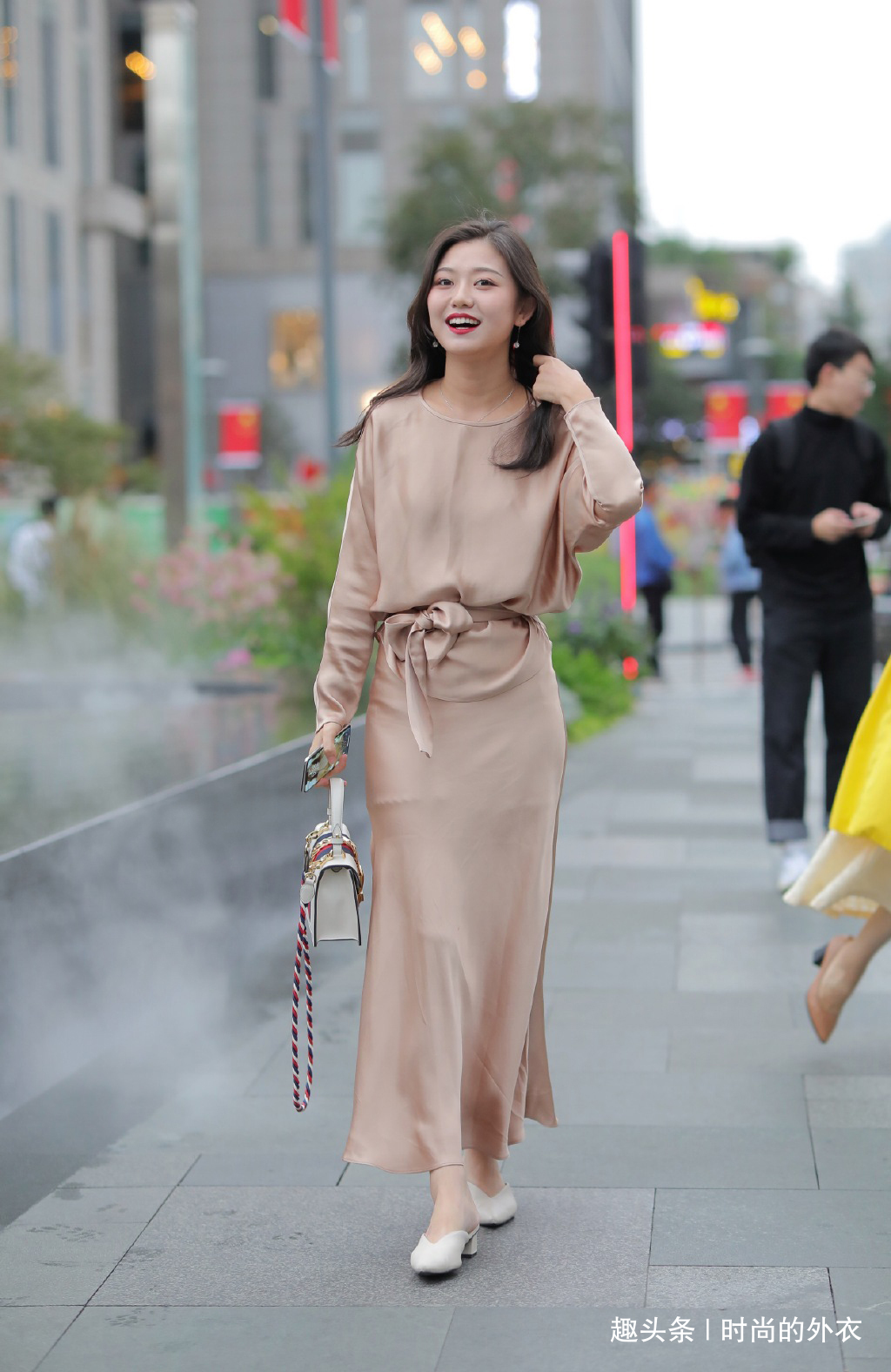 舒适|偏爱时尚省心的装扮,套装裙是个不错的选择,轻盈舒适又显气质