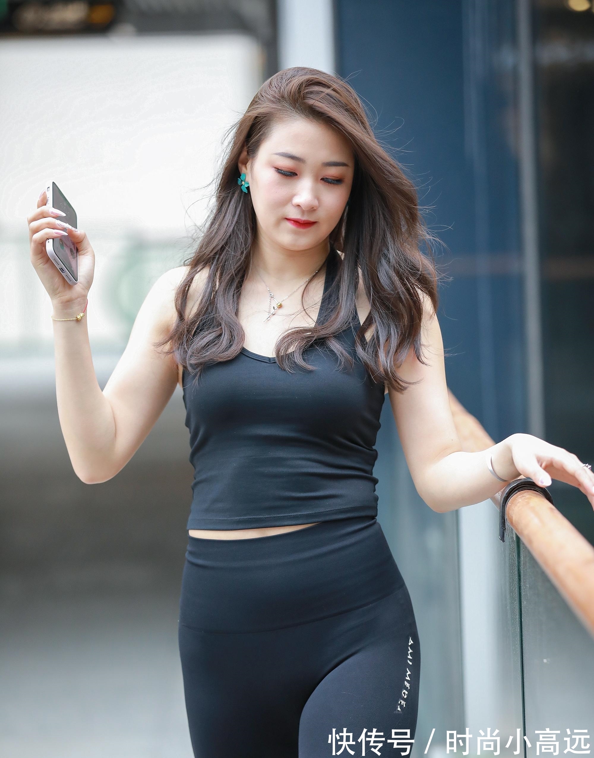 婀娜 俊俏女神婀娜多姿,简洁服饰秀极致魅力,一举一动都这么迷人