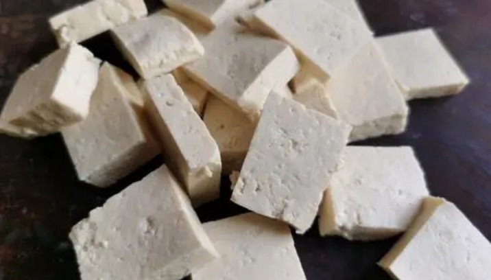 豆腐别直接煎,大厨教我2招,豆腐不粘锅不掉皮,外酥里嫩,真香