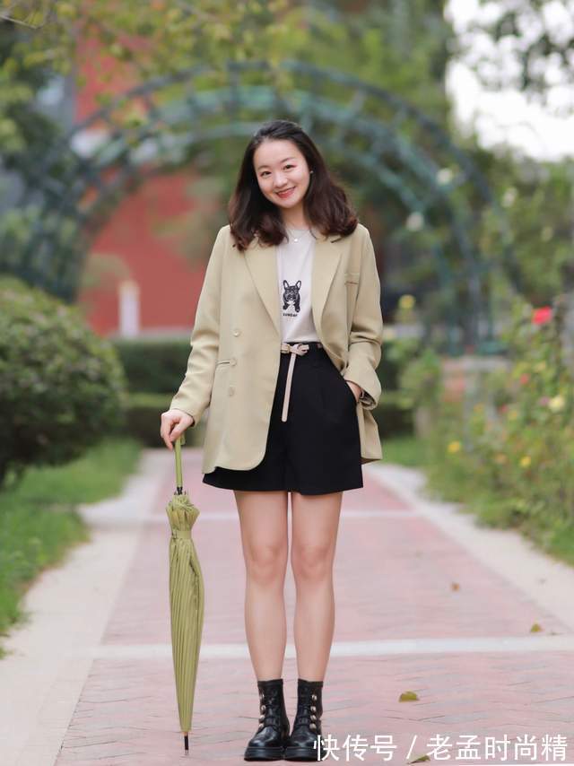 小蛮腰|微胖女生怎么穿才好看?西服外套搭配T恤和黑色短裤,显高又显瘦