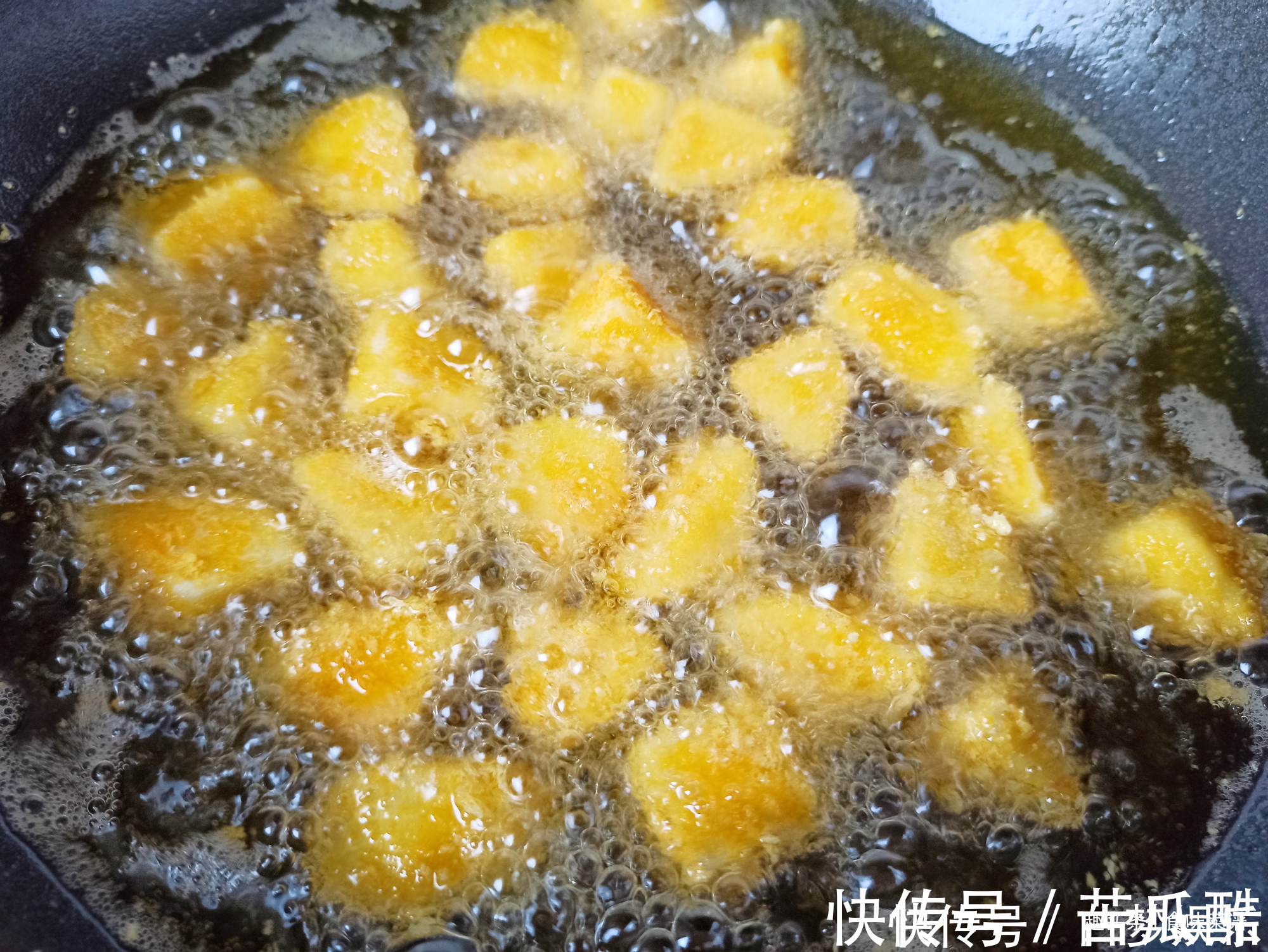 苹果最好吃的做法,加上鸡蛋搅一搅,酥脆香甜,孩子常吃增强记忆