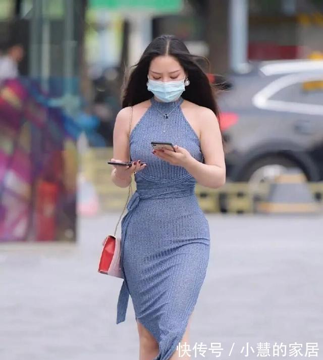 包臀裙|美女脚上搭配一双黑色的高跟鞋,走到哪里都时刻充满了韵味