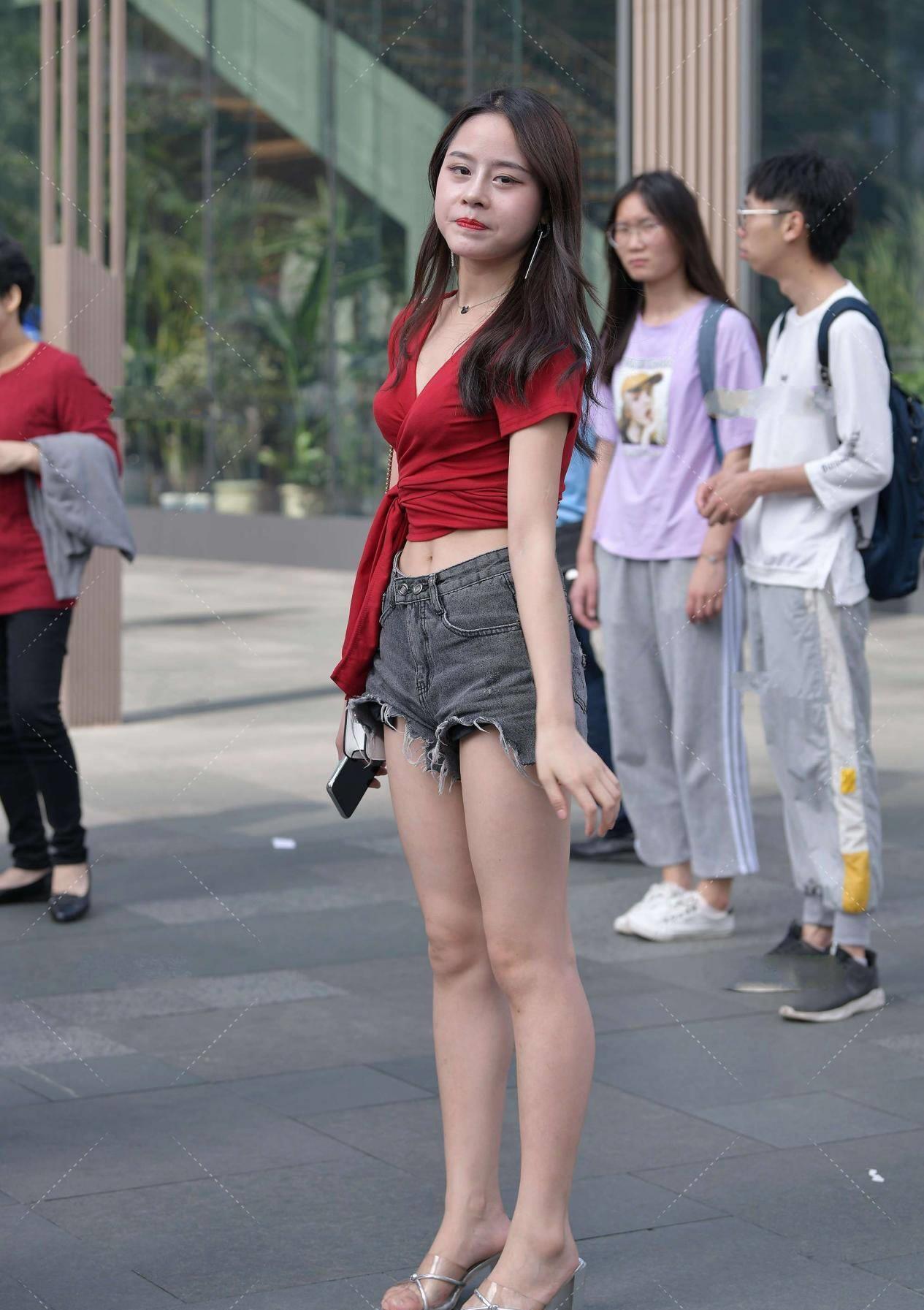 红色|要想凸显高级感就穿红色衣服,搭配高跟鞋气质十足,成熟又知性