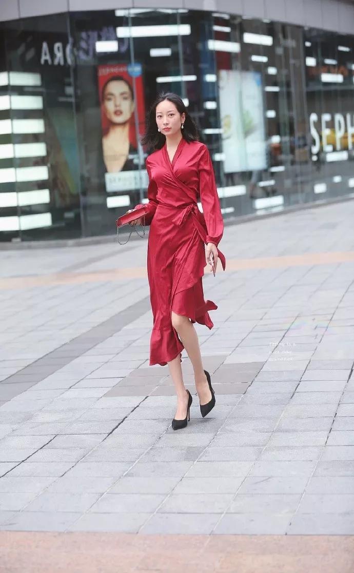 非常突然|美女街拍:红色的v领连衣裙,宽松的版型,穿出慵懒又气质的姿态