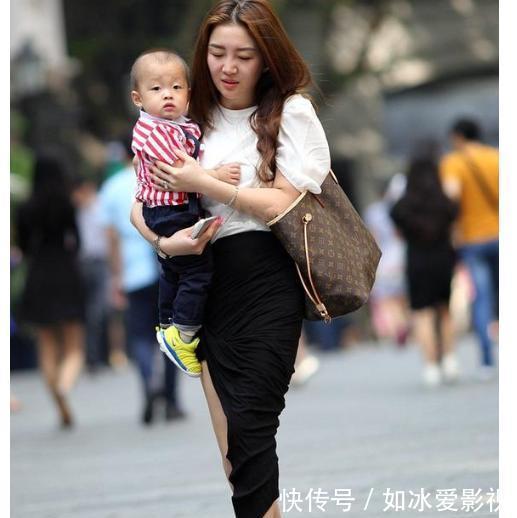 佛系|妈妈逛商场偶遇老公和儿子,两人直接忽略妈妈,网友:完蛋了