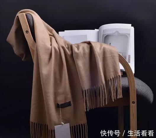 灰色大衣|原来围巾和大衣这么配,让你轻松撩到男神!女人最热爱的就属它了