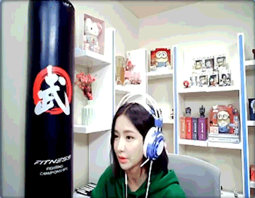 |搞笑GIF趣图:高一时,同桌是一位漂亮可爱的小女生