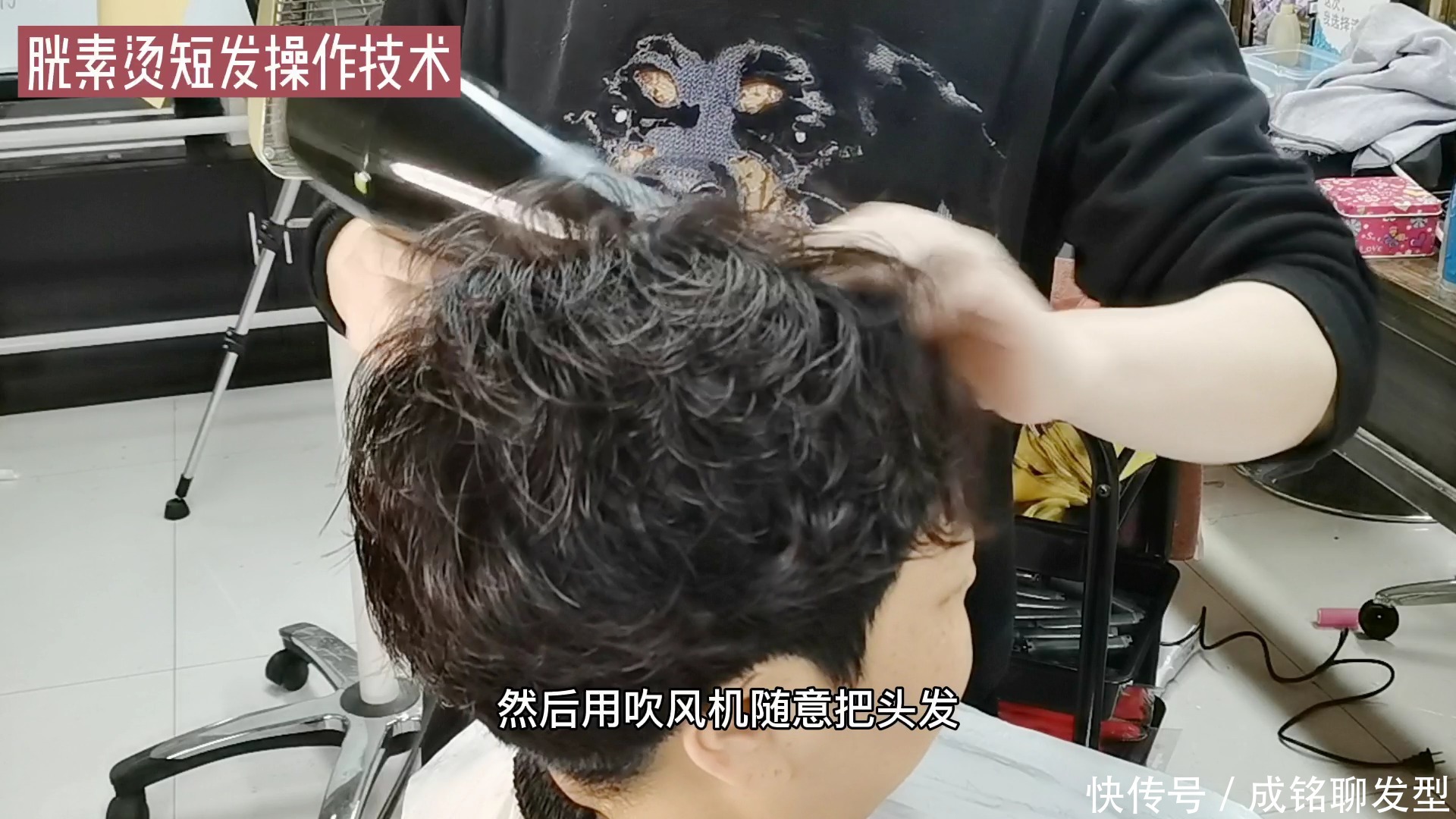 50岁脸大的女人别总烫小卷,用发根摩根烫纹理,干练减龄好打理