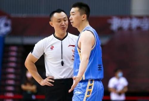 北京首钢|31岁山东铁卫将再为首钢效力2年，球队三冠功臣，想要终老北京