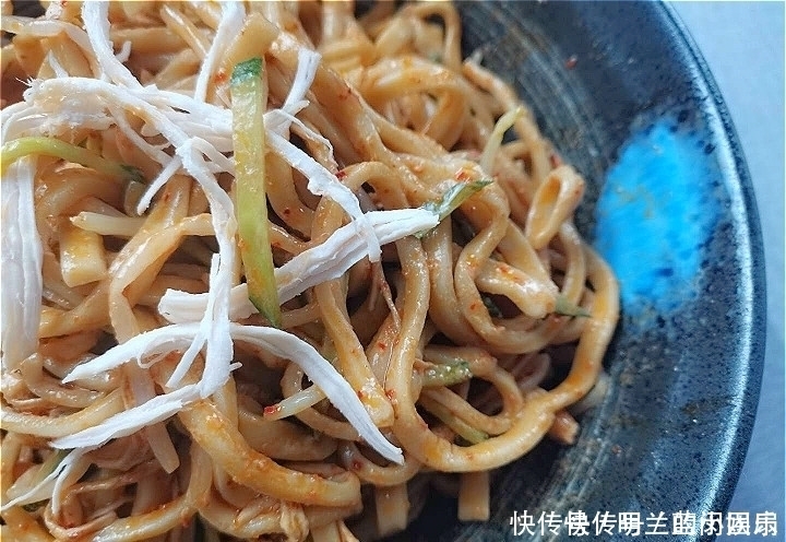  煮熟|做凉面，煮熟后万不可过凉大厨教你新做法，面条更筋道，有嚼劲