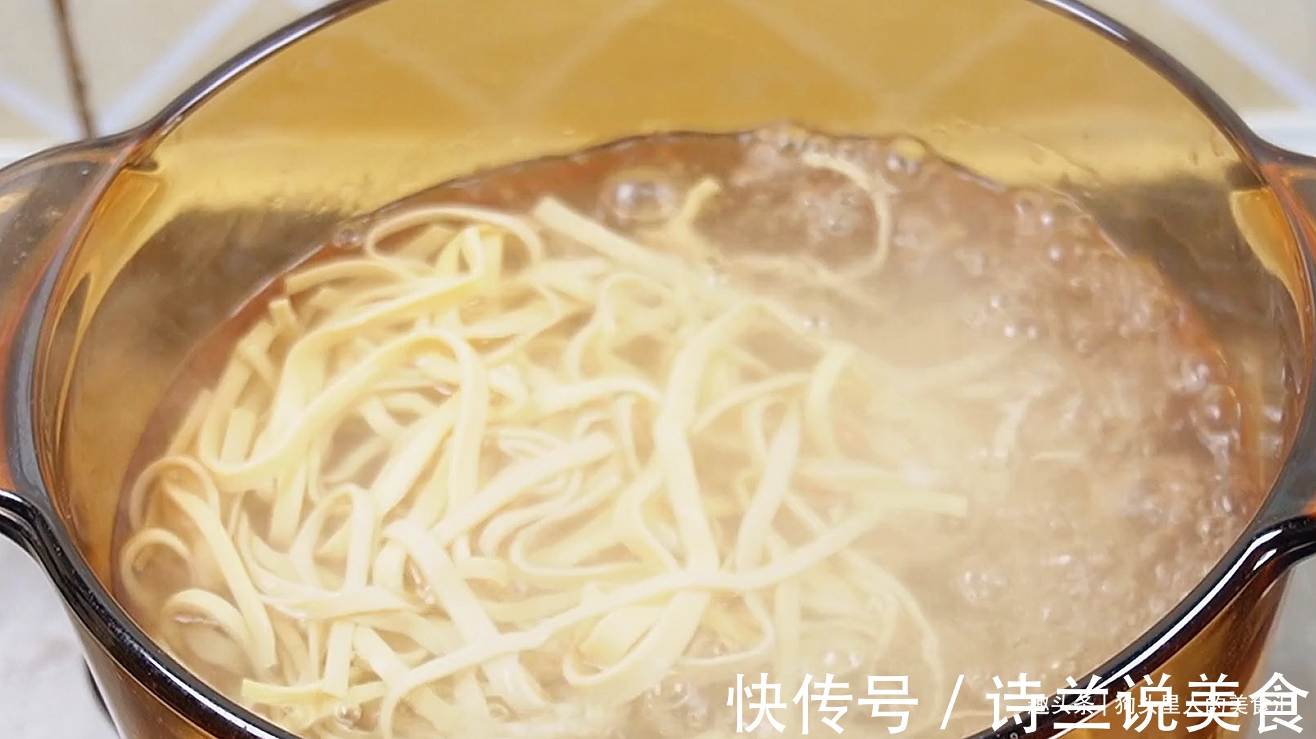 凉拌豆腐皮时，有3种食材缺一不可，筋道好吃无腥味