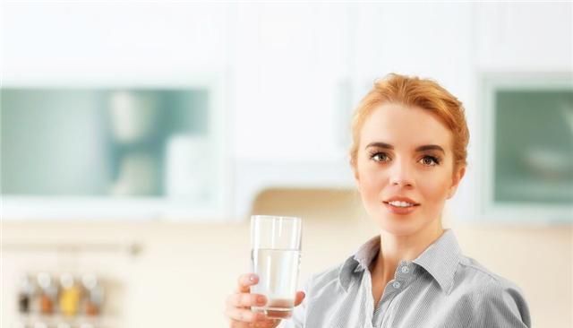 睡眠质量|晚上睡觉前喝水对身体是好还是坏?你真的知道?今天告诉各位答案
