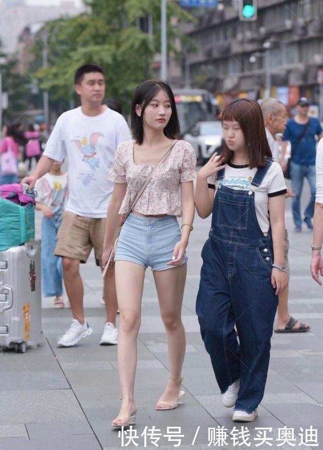 碎花上衣搭配高腰牛仔裤,修身时尚,青春靓丽