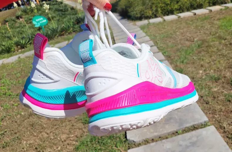 跑步 减缓冲击、低落差、耐磨损、超轻量,这双跑鞋才不到五百块?