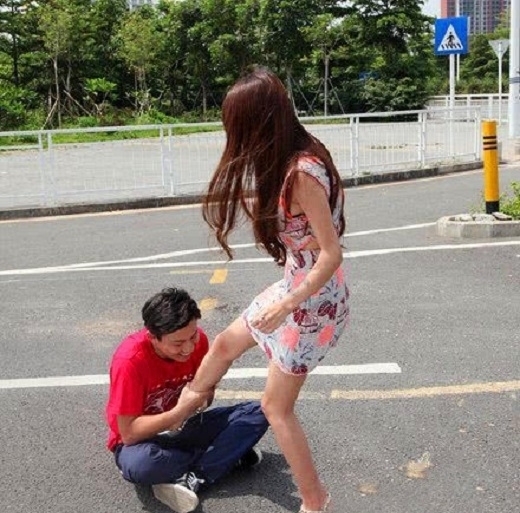 |搞笑图片幽默段子笑话我给你剪头发是真的不要钱的呀，哈哈哈