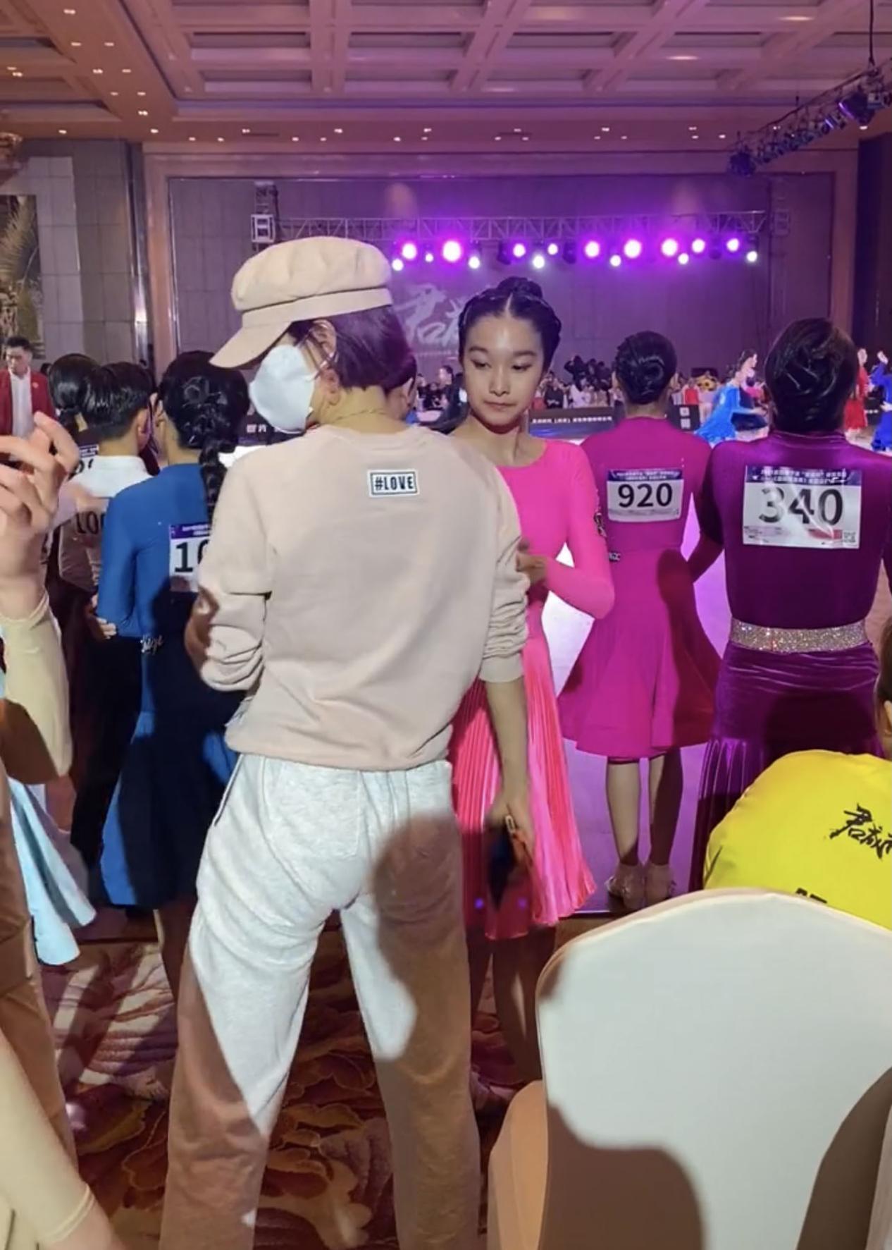 紫发|马伊琍全天助阵女儿比赛,穿卫衣裤子卡裆太尴尬,挑染紫发好靓女