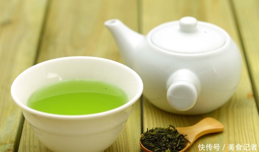 绿茶|天然的“祛湿王”是它,坚持每天喝一点,排出湿毒,小肚腩不见了