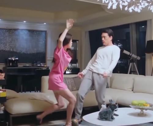 看清|虞书欣现身《奔跑吧》看清出场方式,靠“亲戚”关系就是不一样