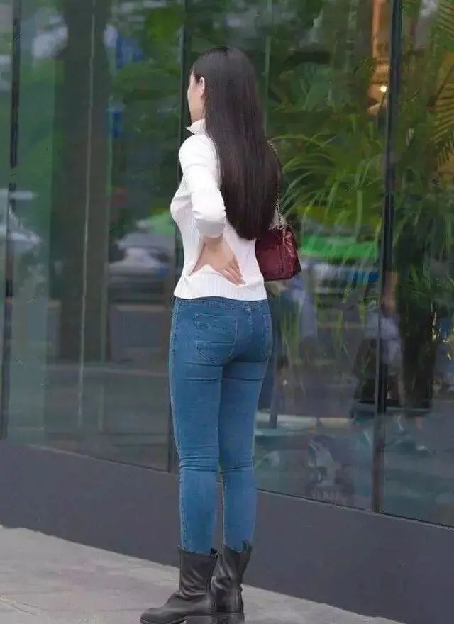 短袖 牛仔打底裤搭配白色上衣,有过度有层次感,展现修长曲线美