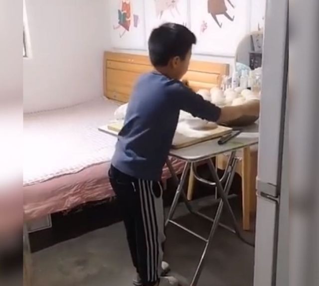 同龄人|5岁“勤劳宝宝”火了,趁奶奶熟睡“蒸馒头”:家里没我能行吗