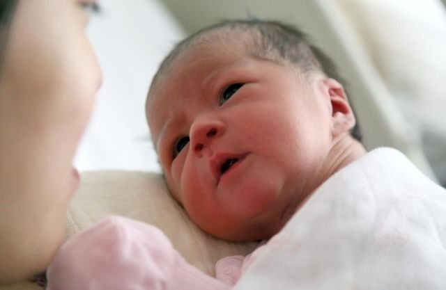 强强|1岁宝宝摔下床,妈妈的做法让婆婆直呼冷血,医生却说:做的对