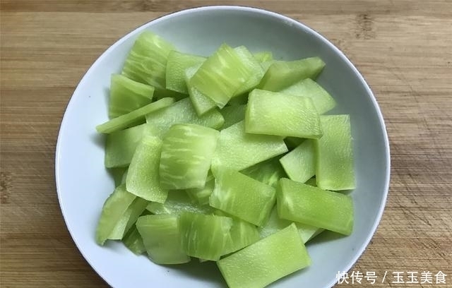 5分钟快手菜,三样素菜放一起,简单一炒,比大鱼大肉还好吃!