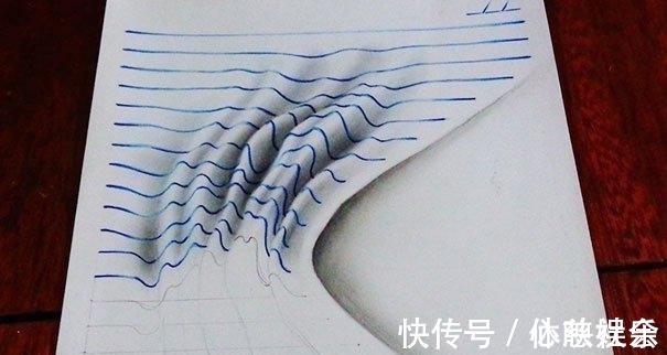 老师$15岁男孩上课总是不专心低头画画!老师翻开他笔记本后甘拜下风