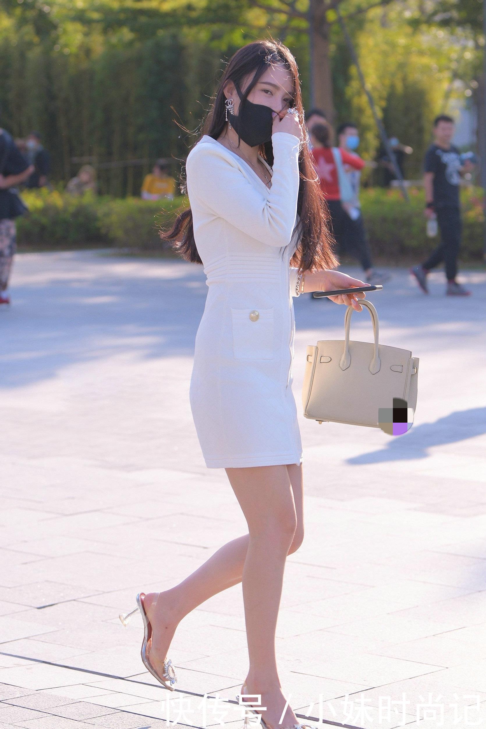 服装|时尚街拍:时尚又爱美的姑娘,穿着春天的服装,上演着春日浪漫