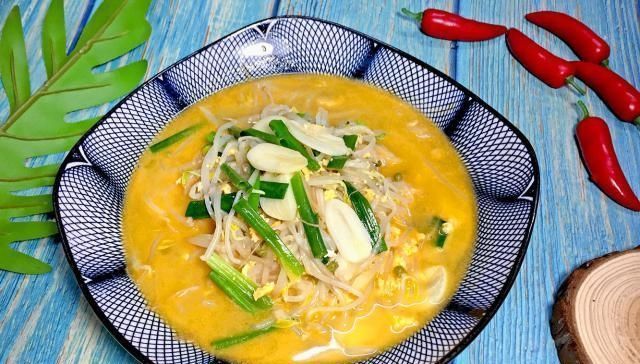 豆芽别再炒着吃加上它一起煮汤,汤汁金灿灿的,清爽口感真美味