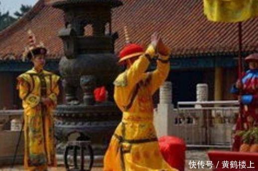 碑上面|康熙拜孔子跪一半停下了,大臣挡住墓碑上的一个字,康熙立刻跪下!