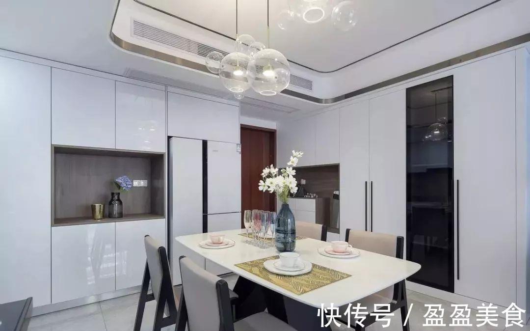 粉色调|125平三居室,入户和餐厅的收纳柜好能装,蓝色背景墙也超惊艳