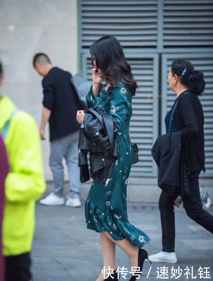  享受|美女搭配一双简单款的高跟凉鞋，享受着时尚的气氛环绕