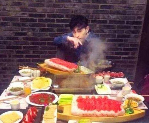 妹子去邓伦火锅店,点了1500根“串串”,结账时这谁惹得起