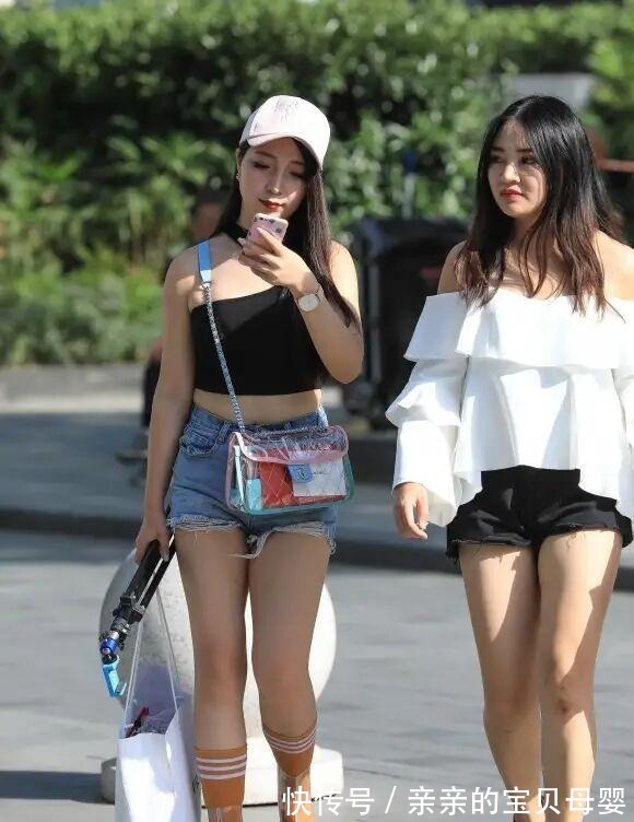 美女 什么操作“牛仔短裤+运动袜”，为夏季的街头增添一抹色彩！