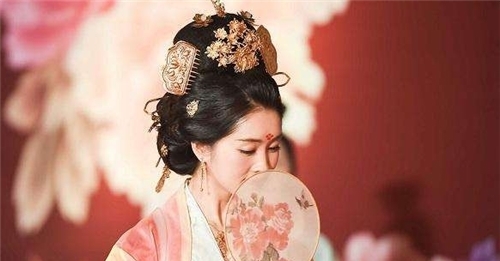 李白被嘲讽后,写了一首骂人诗,全文没一个脏字,你都以为是在夸你