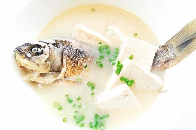 鱼汤不要直接炖,多加一个步骤,鱼汤像牛奶一样白