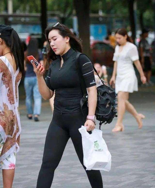 拉伸|简单方便的打底裤穿出女神气质，拉伸身材曲线，款式独特
