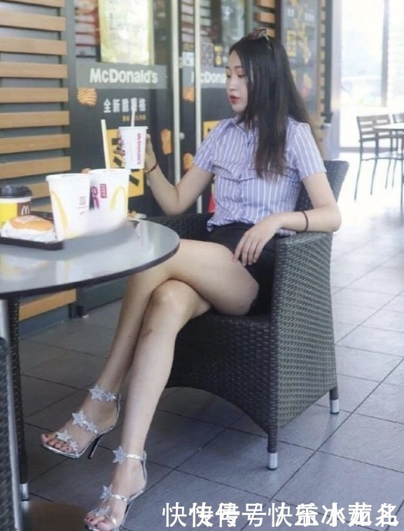 乌黑|黑色小皮裙，乌黑秀发拢在胸前，通勤风格调