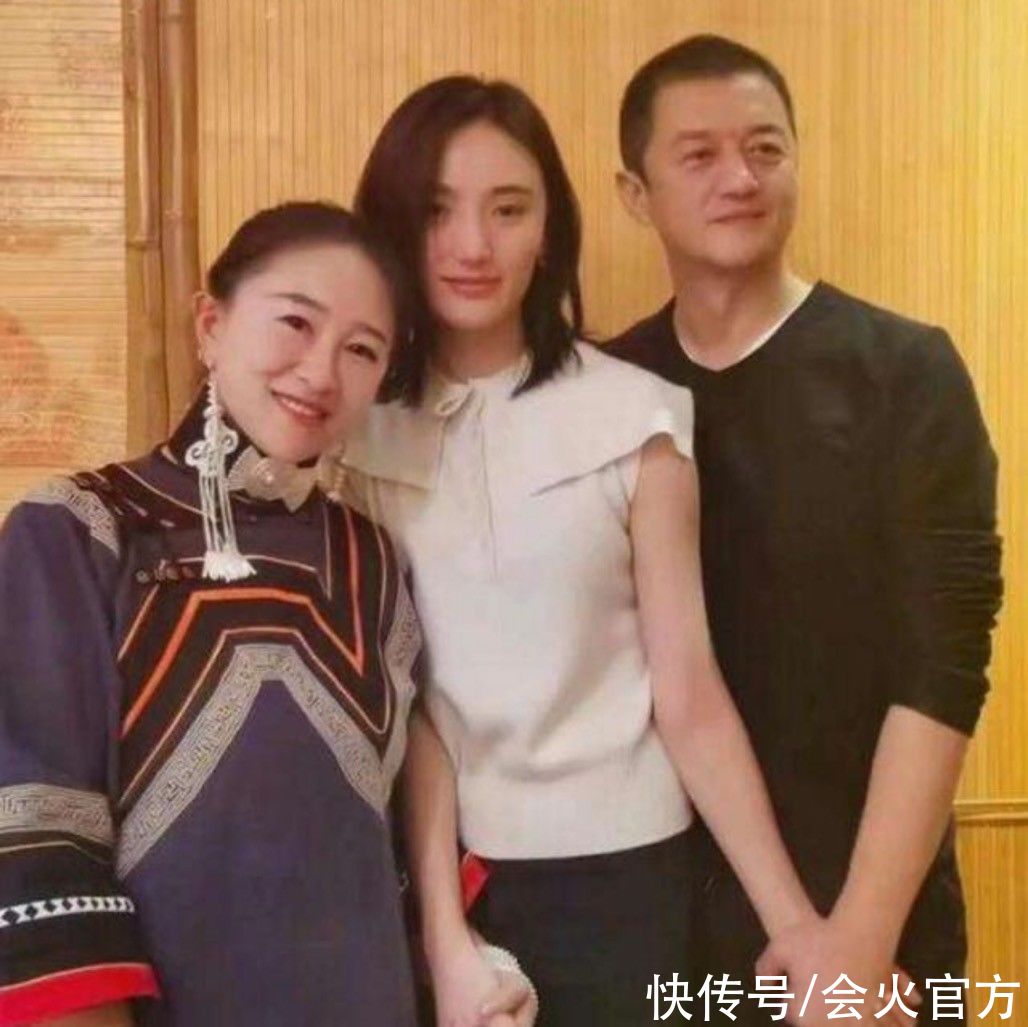 农园|李亚鹏现身农园种菜,赤脚挖土满头是汗,生尝萝卜种子一脸认真