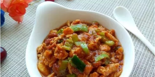 用1个青椒2个鸡蛋,做了一碗酱,全桌的人抢着吃