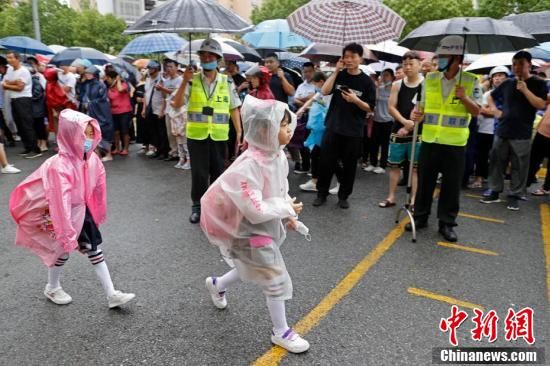 台风|上海防御台风“灿都”：上海市中小学幼儿园13日下午和14日全天停课