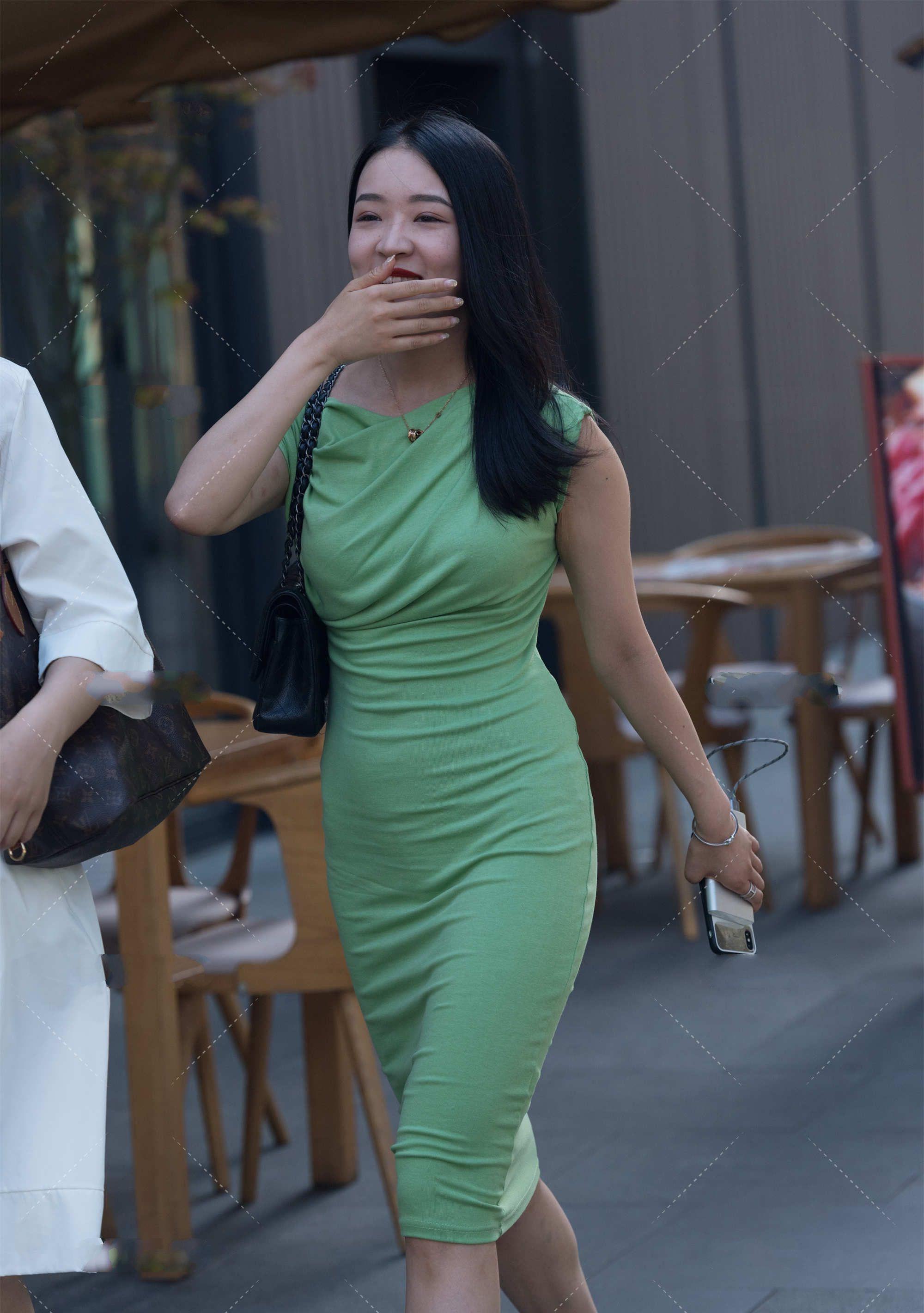 高挑|绿色修身裙,长款版型尽显高挑身材,搭配黑色链条包,时尚大气