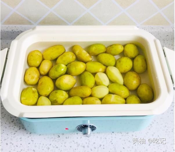 土豆的吃法多种多样，试一试这个椒盐小土豆，简单易做