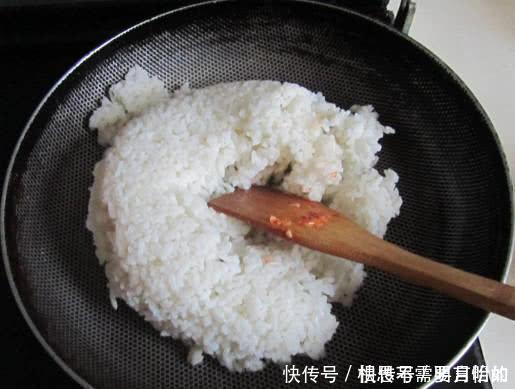 蛋炒饭千万别直接下锅炒,倘若少了这一步,蛋炒饭不但费油还粘锅!
