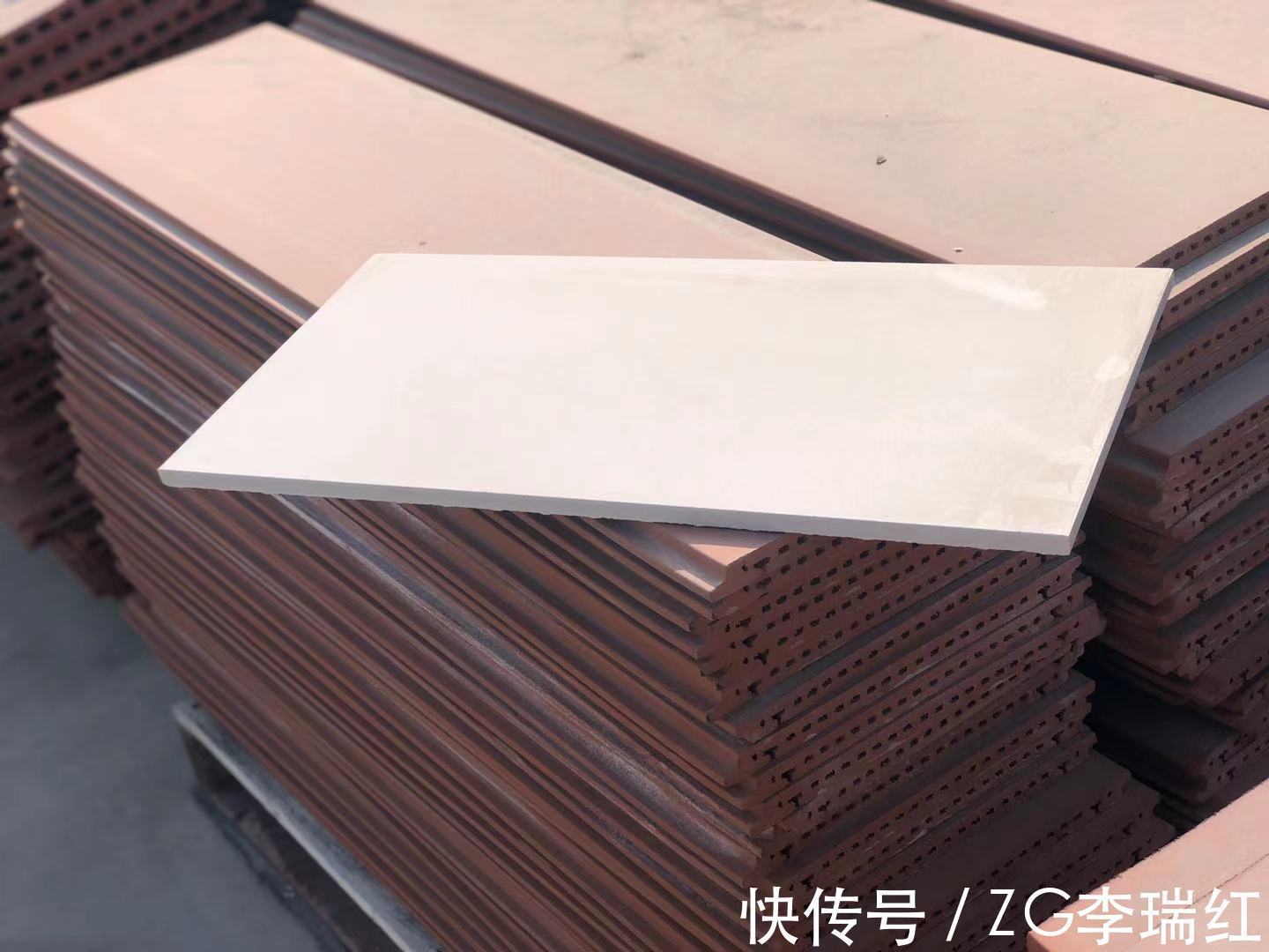 陶瓷地砖在现代家居中的应用趋势与选择指南